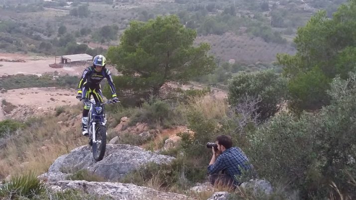 David Oliete segueix el rastre d'Albert Cabestany i la seva moto en una muntanya a l'entorn de Tarragona (foto: Quim Pons) 