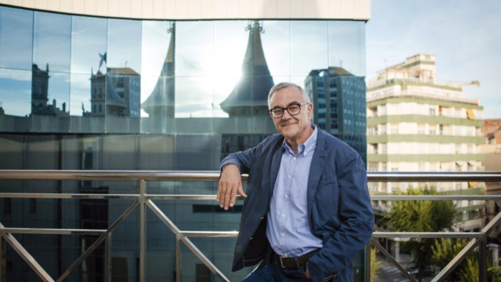 L'economista Miquel Puig, a la terrassa de la Casa de la Punxa de Tarragona, on va néixer l'any 1954 (foto: DAVID OLIETE) 