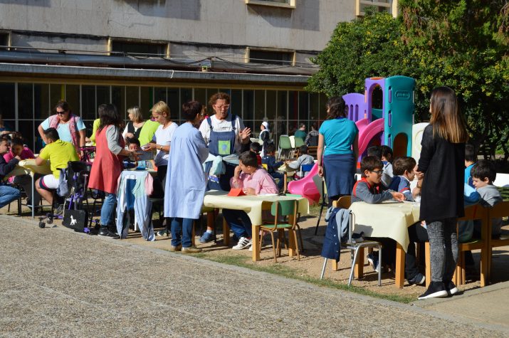Alumnes i mestres en un esmorzar especial al pati de l'escola Solc, que treballa amb nens i nenes de capacitats diverses (foto: Albert Ollés) 