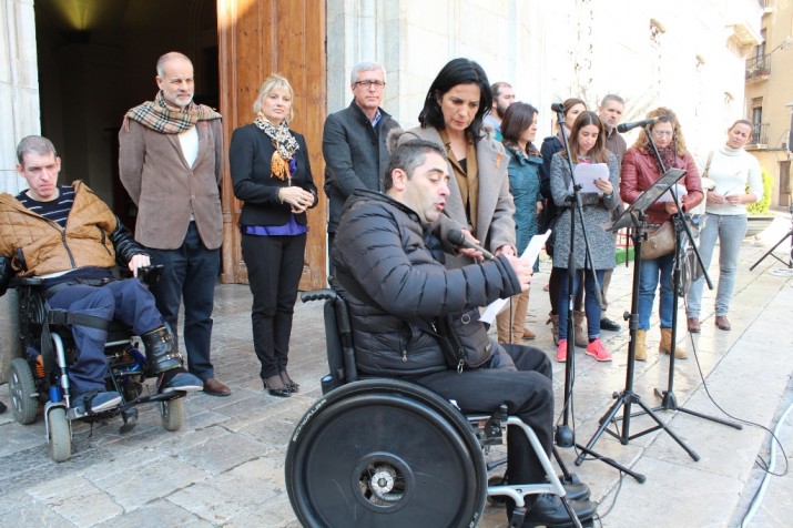 Lectura del manifest 2015 a càrrec de Ferran Roca davant l'ajuntament de Tarragona (foto: mauri Fernández) 