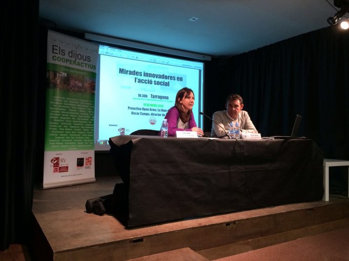 Inés Solé, tècnica de la URV Solidària, va presentar al director de lonagé Proactiva Open Arms. Foto: URV SOLIDÀRIA