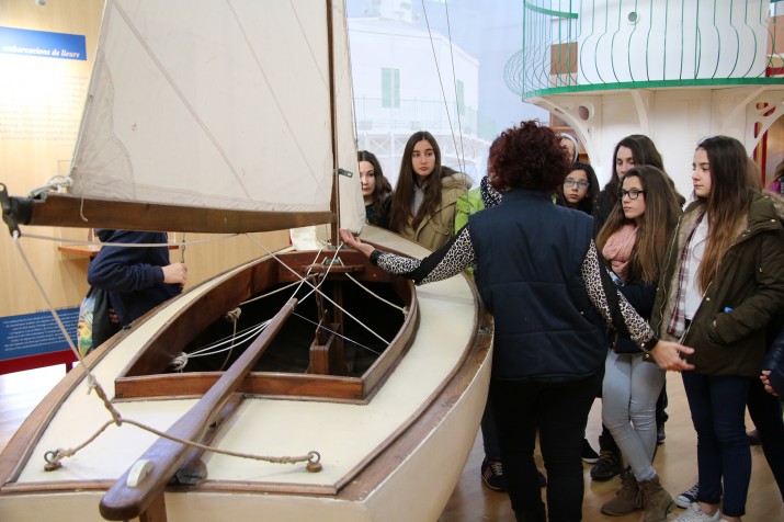 Joves de Tarragona i Conca escolten les explicacions durant una visita al Museu del Port