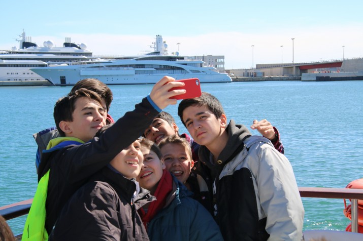 Un grup alumnes d'ESO de Conca es fan un 'selfie' al Serrallo durant la seva visita a Tarragona 