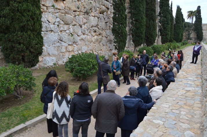 Un moment de la visita guiada a les Muralles del passat 2 d'abril amb el professor Ruiz de Arbulo. Foto: FET a TARRAGONA 