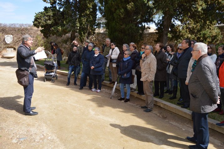 Joaquin Ruiz de Arbulo s'adreça al grup de participants del FET a TARRAGONA en la vista a les Muralles 