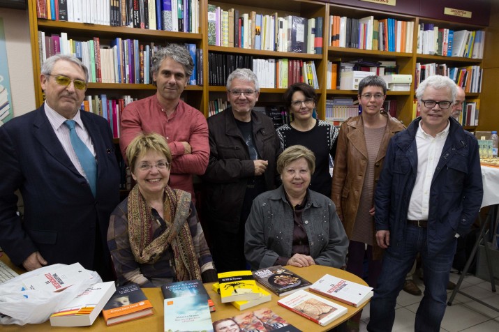Foto de família dels autors que han participat en el berenar de Sant Jordi, a La Capona. Foto: LAIA POBLADO 