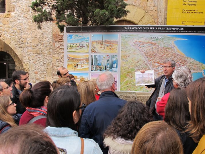 La visita a les Muralles ha començat amb una explicació prèvia a la plaça del Pallol 