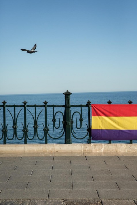 Catorze d'abril: el Balcó del Mediterrani, un colom que representa la llibertat i la pau, i la bandera republicana. Foto: DAVID OLIETE 