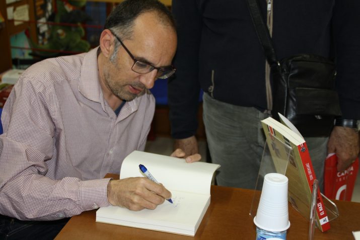 El periodista i escriptor de Falset signant llibres el dia de la presentació a Tarragona. Foto: JORDI ROBERT 