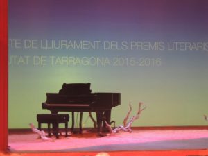 Fotografia de l'escenari del Teatre Metropol, moments abans de l'inici de l'acte de lliurament dels Premis Literaris Ciutat de Tarragona.