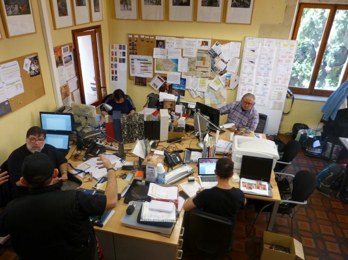 L'equip de Tarraco Viva, treballant dins la torre de Casa Sefus. Fotografia: Jordi Robert Caselles.
