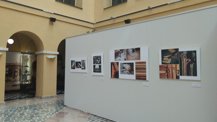 Imatge de l'exposició "Espais de memòria. L'Arxiu vist per un fotògraf: Ramon Cornadó", al pati de la Diputació de Tarragona. Foto: Pineda Vaquer