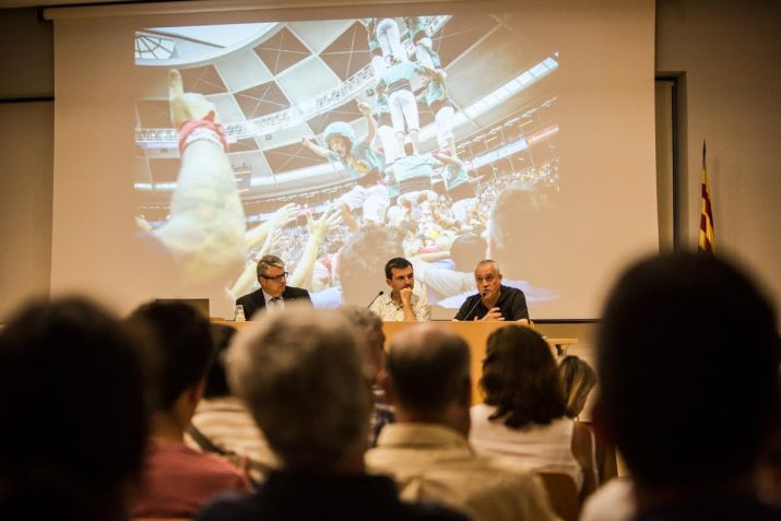 Una foto del Concurs de 2014 amb els Castellers de Sant Pere i Sant Pau com a protagonistes, va acompanyar de fons la intervenció de Gonzàlez. (Foto: David Oliete)