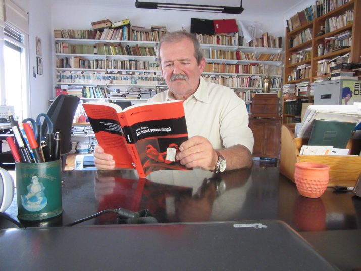 Jordi Tiñena al seu despatx de casa, on ha escrit la seva última novel·la. Foto: cedida. 