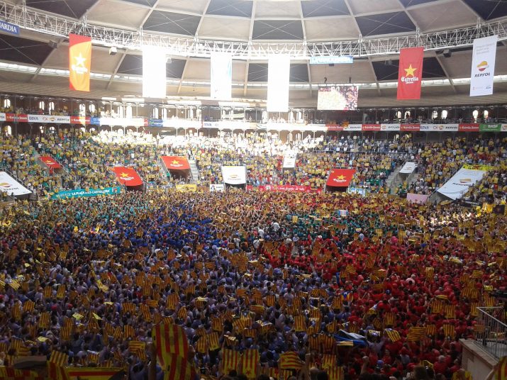 Milers de persones manifesten la seva catalanitat quan s'interpreta Els Segadors abans de l'inici del Concurs. Foto: Ricard Lahoz 