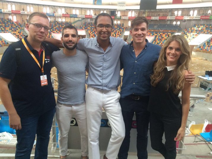 Montoya, Mercadé i els presentadors del programa de Red Bull TV dedicat al Concurs de Castells de Tarragona. Foto: cedida 
