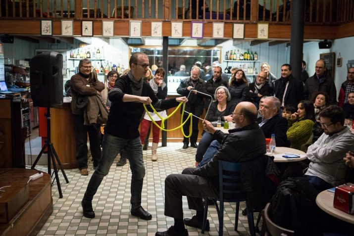 El Mag Gerard va interactuar amb el públic al Cafè La Cantonada. Foto: DAVID OLIETE 