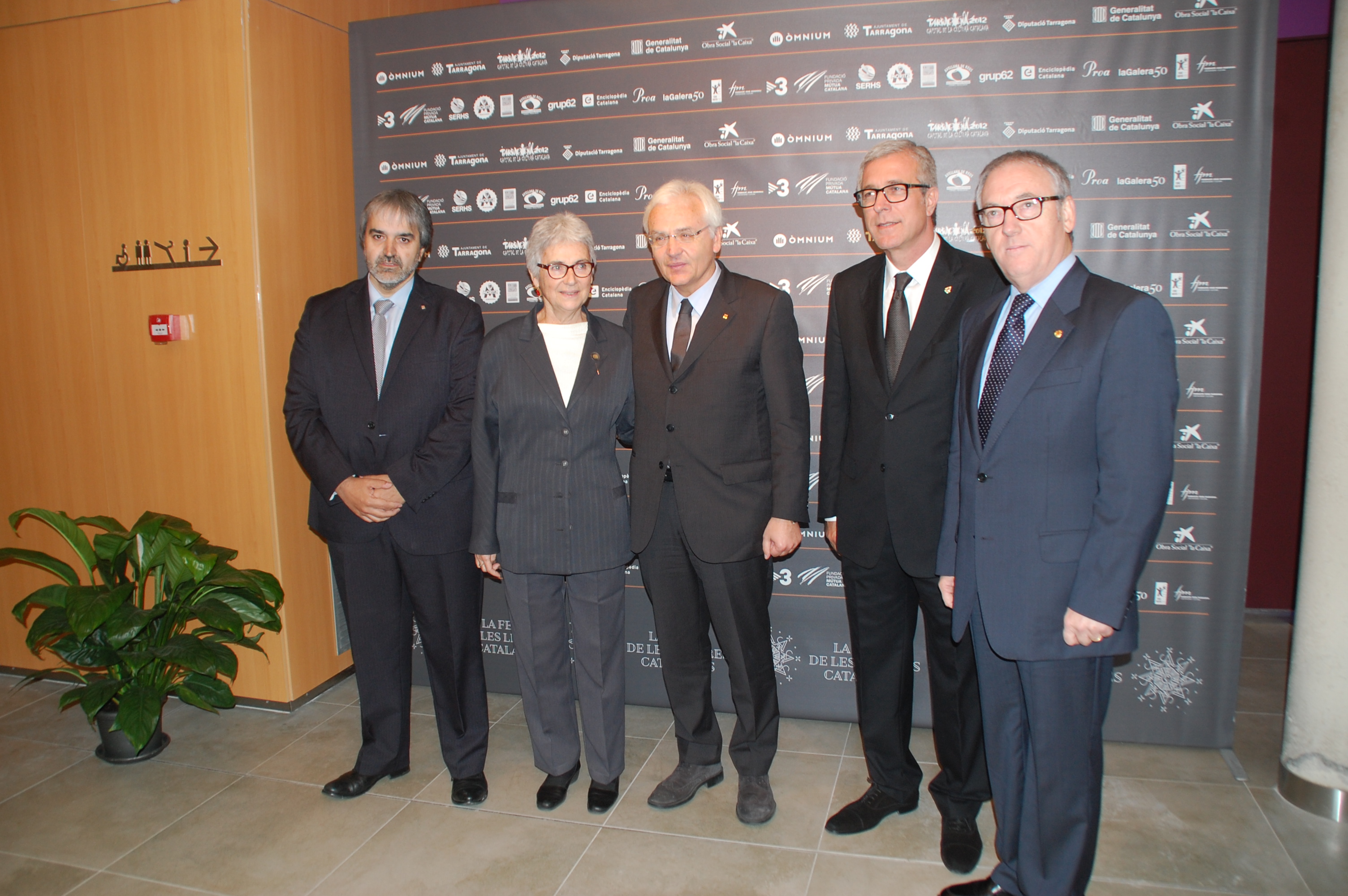 La presidenta d'Òmnium, Muriel Casals, amb el conseller de cultura, l'alcalde de Tarragona, el president de la Diputació i el delegat del govern (foto: Mauri)