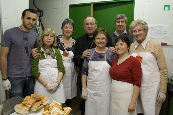Un grup de voluntaris que serveixen l'esmorzar a "Cafè i caliu" amb l'Arquebisbe de Tarragona, Jaume Pujol (foto: Arquebisbat Tarragona)