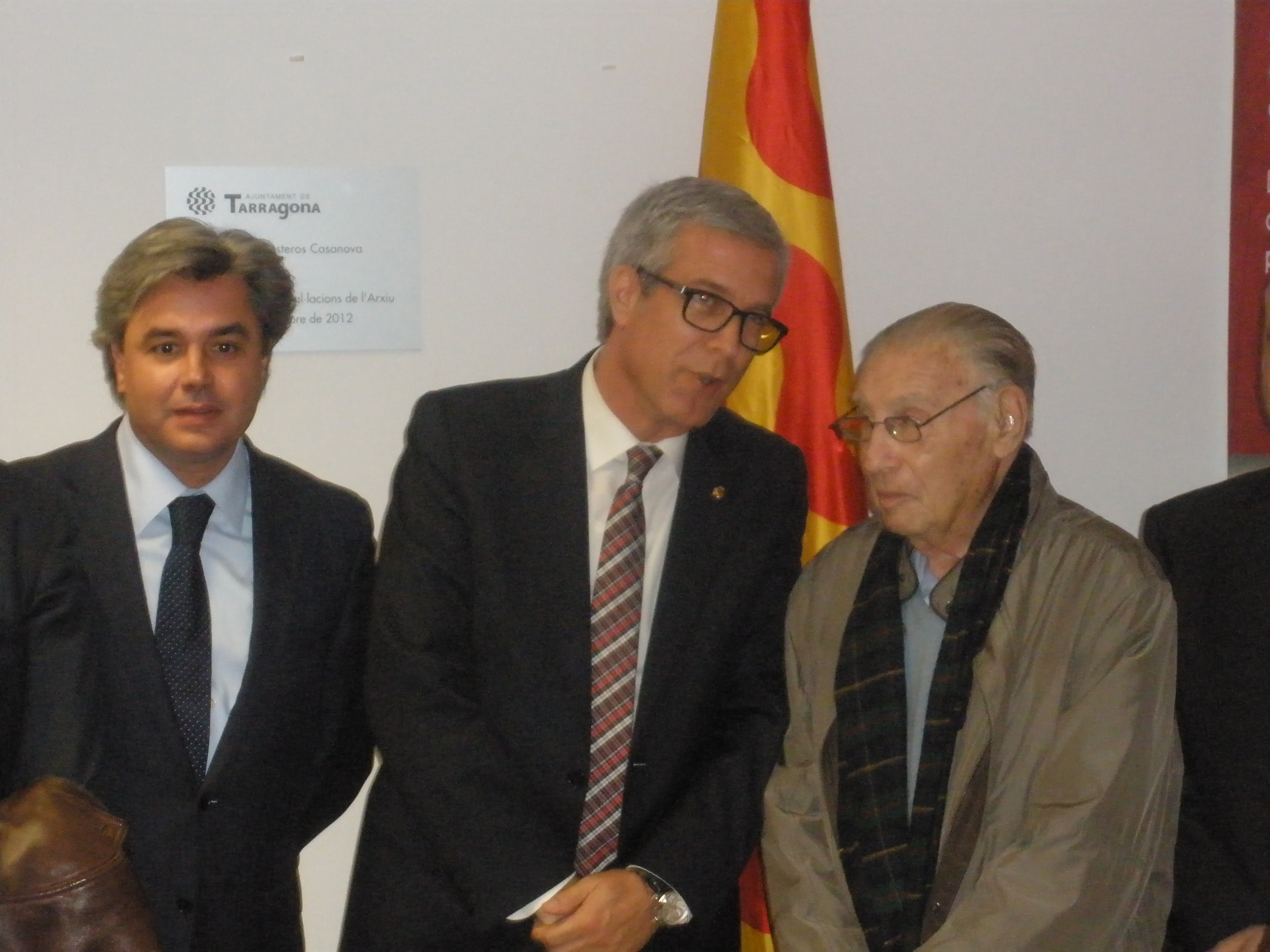 Josep Mª Recasens a l'acte inaugural de les noves instal·lacions de l'Arxiu, a la Tabacalera, al costat de l'alcalde i el subdelegat del govern central