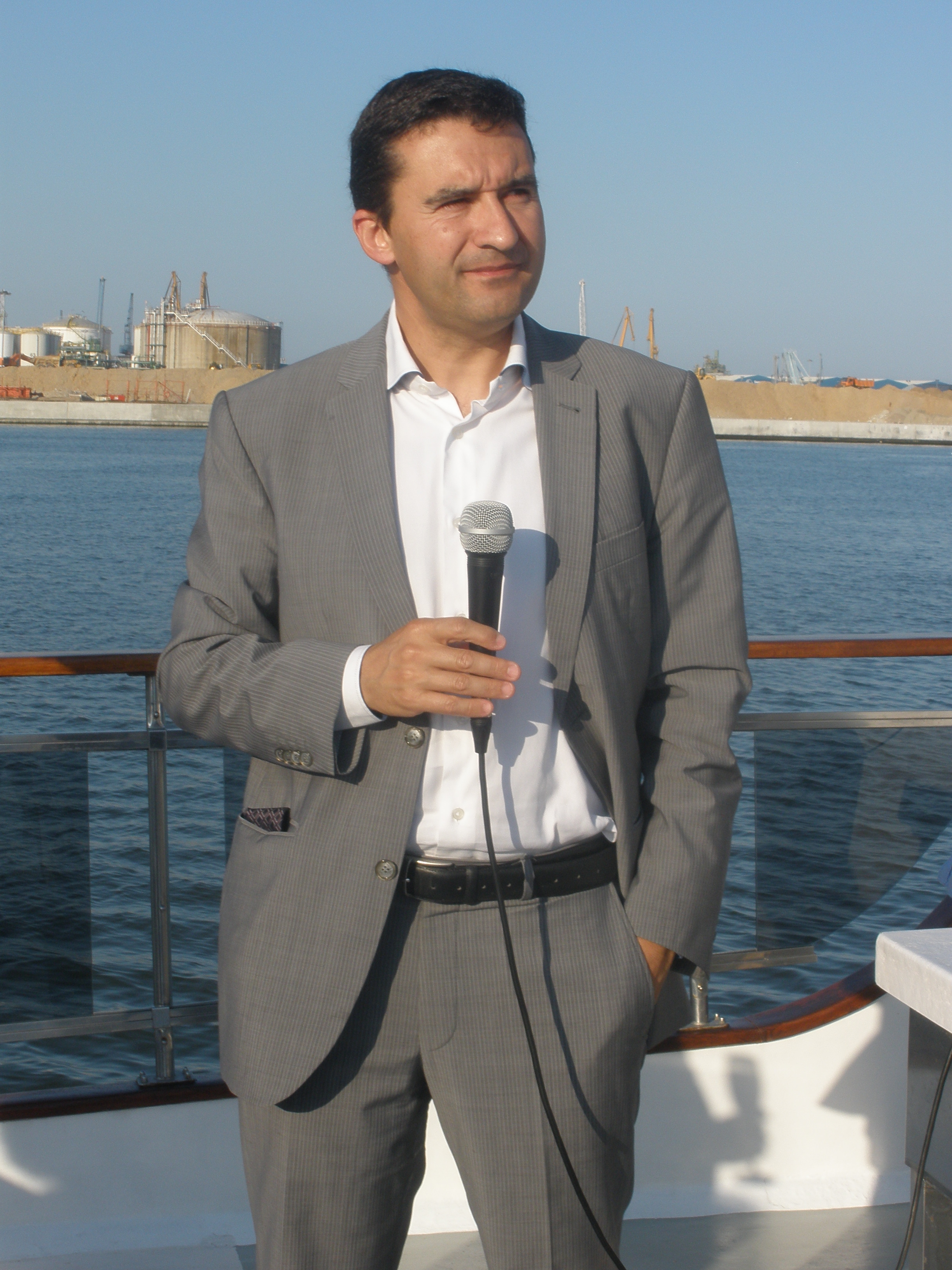 Joan Mª Garcia Girona, director del centre de producció de BASF Tarragona, a l'embarcació Tarragona Blau i fent explicacions de la visita als terrenys industrials del Port 