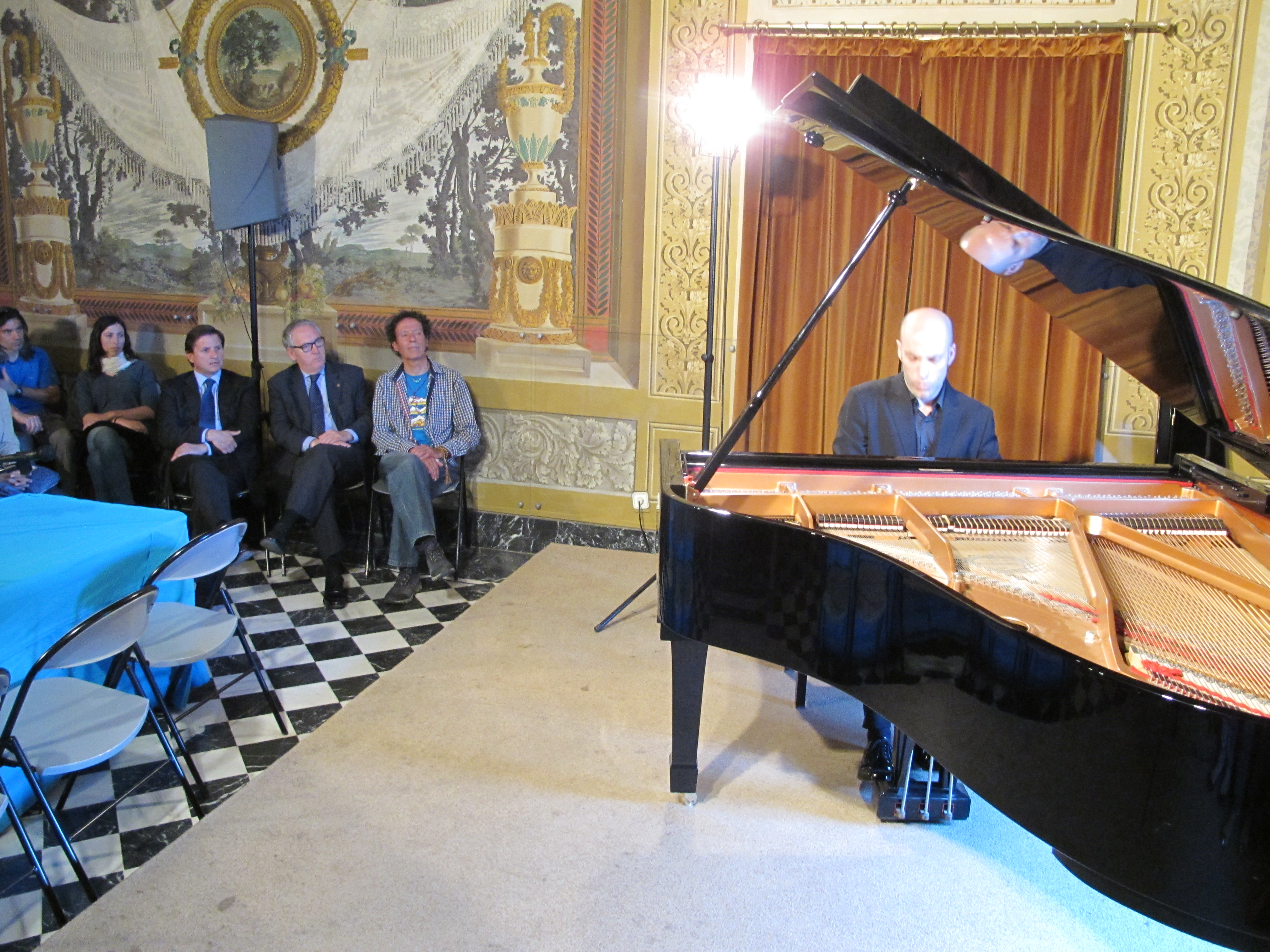 El pianista Kevin Portella interpreta peces de Chopin a la sala Noble del Conservatori de Música de la Diputació davant Òscar Cadiach (foto: Premsa Diputació)