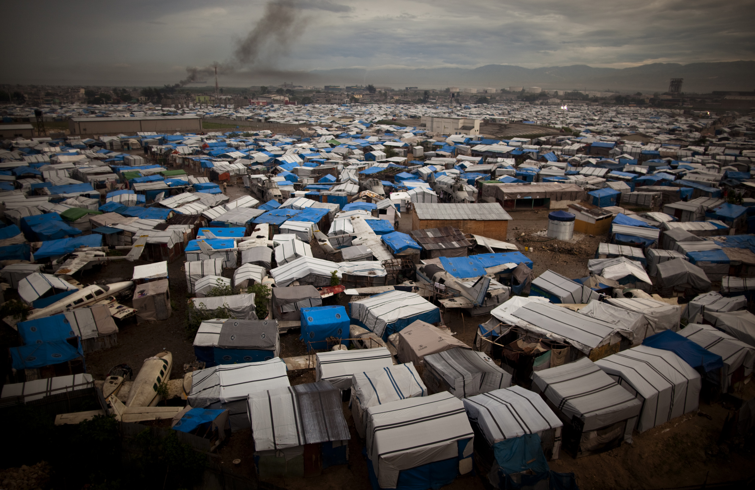 Fotografia d'un camp de refugiats afectats pel terratrèmol de 2010 a Haití. Forma part d'una exposició que es pot veure al CaixaForum Tarragona (foto: Obra Social La Caixa)