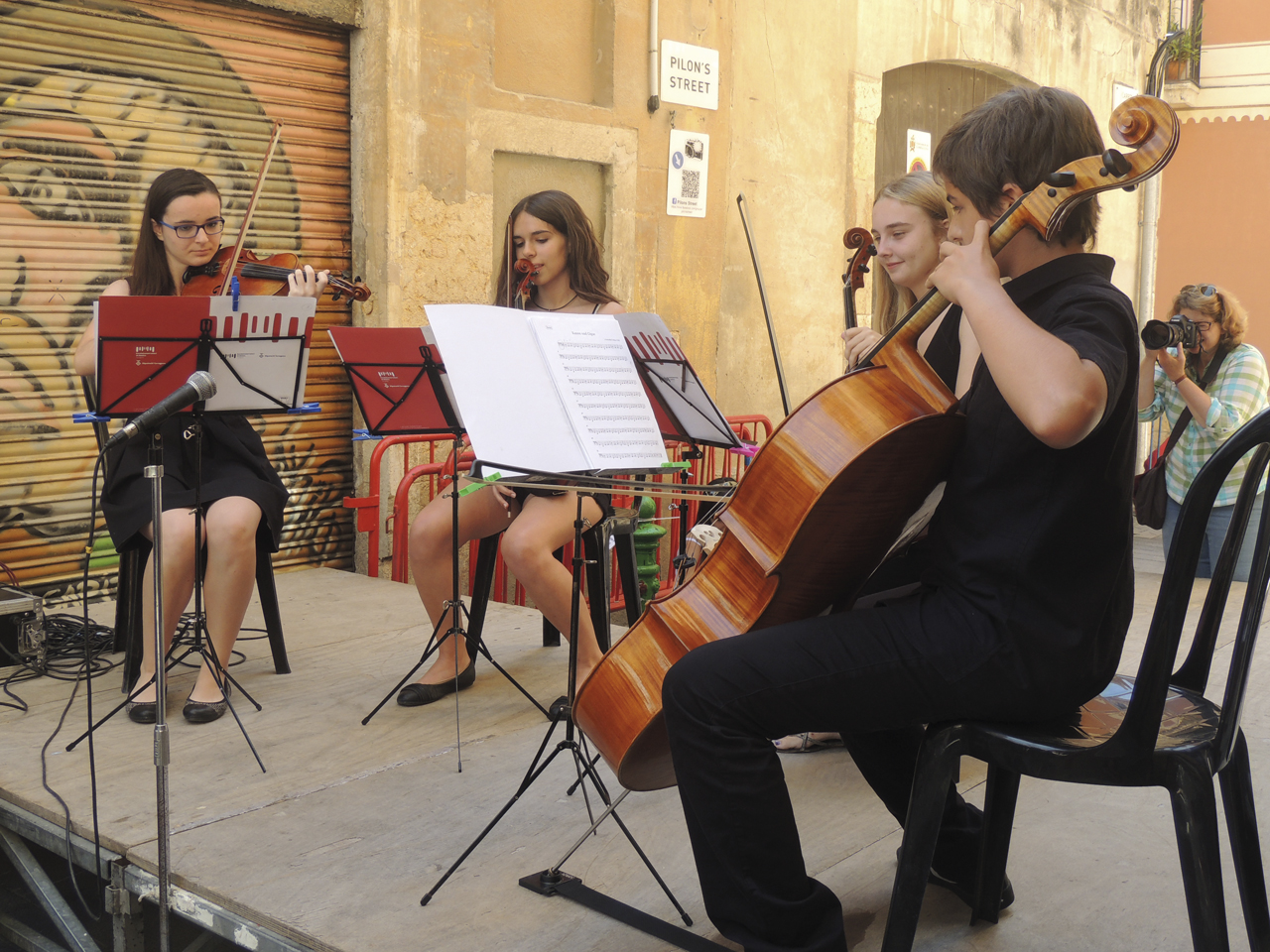 Imatge dels The Pilon's String Quartet actuant al carrer del Comte.