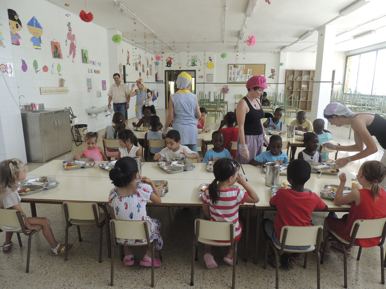 Imatge del menjador de l'Escola Sant Salvador durant l'hora de dinar.