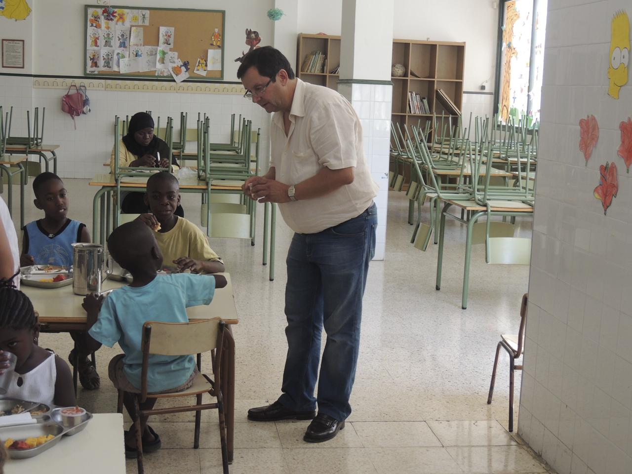 El director del centre, Francesc Sans, parlan amb els nens que participen en el menjador. 