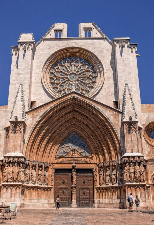 La lletra "A" situada entre les paraules "fet" i "Tarragona" s'inspira en la part més alta de la façana de la Catedral (foto: cedida)