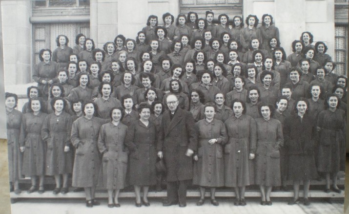 Un grup de dones treballadores de Tabacalera, l'any 1948 (foto cedida per l'associació d'amics de Tabacalera)