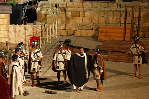 Una escena de La Passió de Sant Fructuós, en una representació realitzada a l'amfiteatre (foto: Arquebisbat Tarragona)