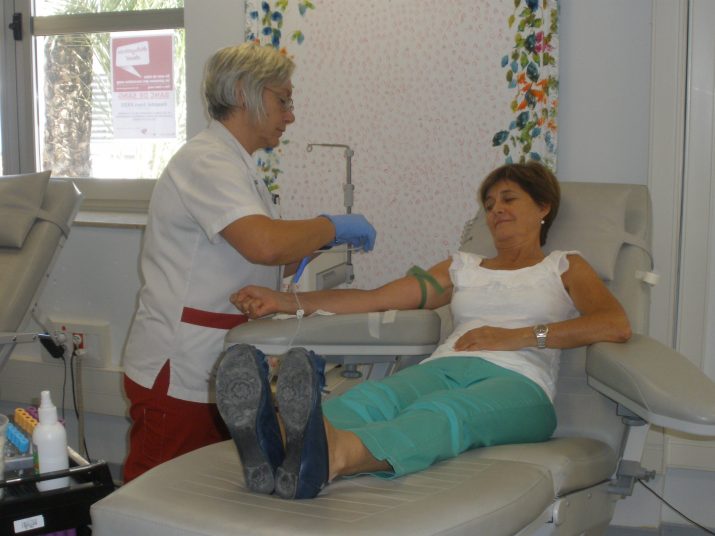 Pilar Alió, donant des de fa més de vint anys, al Banc de Sang de l'hospital Joan XXIII amb la infermera Rosa Milà