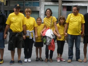 Tres generacions d'una mateixa família, tots vestits de groc
