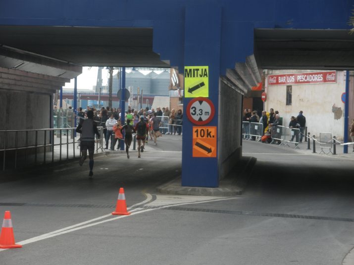 Els corredors arriben al Serrallo: a l'esquerra, els participants a la Mitja Marató, i a la dreta, els participants a la cursa de 10 quilòmetres