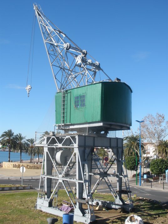 Una de les tres grúes construïdes per Zorroza l'any 1928 s'ha instal·lat a la rotonda del Moll de Costa i l'accés al port industrial