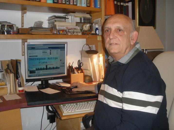 Rafael Vidal amb el seu ordinador, des d'on manté activa cada dia la pàgina de Facebook, Tarragona antiga