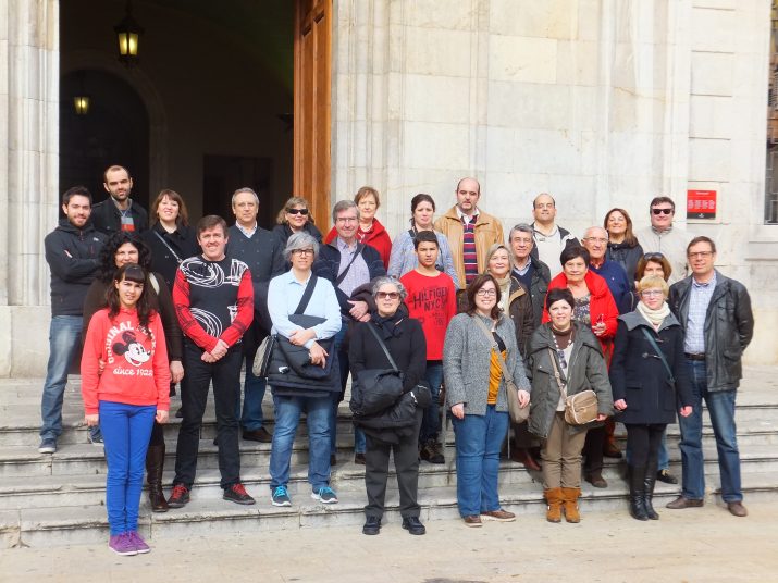 Grup de subscriptors del 'FET' aquest dissabte 15 de febrer a la porta de l'ajuntament, abans de la visita al Circ romà