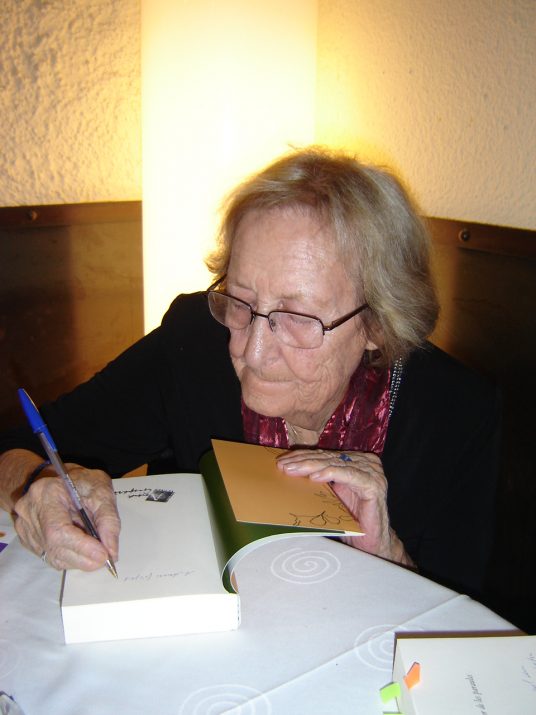 Montserrat Abelló signant un llibre. 