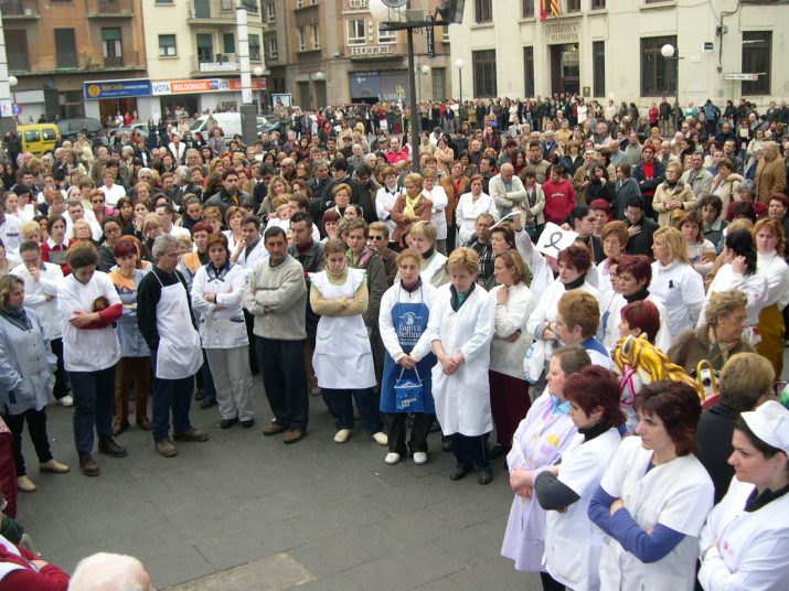 Concentració a la plaça Corsini de venedors del Mercat i altres ciutadans contra els atemptats de l'11-M a Madrid