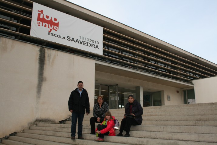 Eduard Boada,Leonor Franch, Júlia Boada i Conxita Aragonès, a les escales de l'escola Saavedra