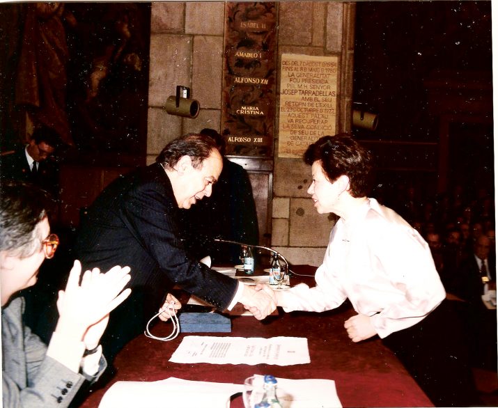 El president Jordi Pujol imposa la Creu de Sant Jordi a Olga Xirinacs l'any 1990 (foto cedida)