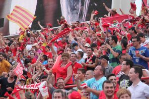 Els seguidors grana després del gol de David Rocha. Foto: Judit Fernández (L'Esportiu)