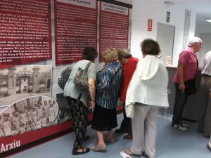 Grup de dones mirant l'exposició sobre la Tabacalera que dissabte es va cloure a l'Arxiu