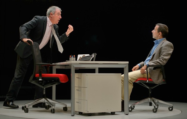 Jordi Bosch, a l'esquerra, i Jordi Boixaderas, en un moment de l'obra 'El crèdit'