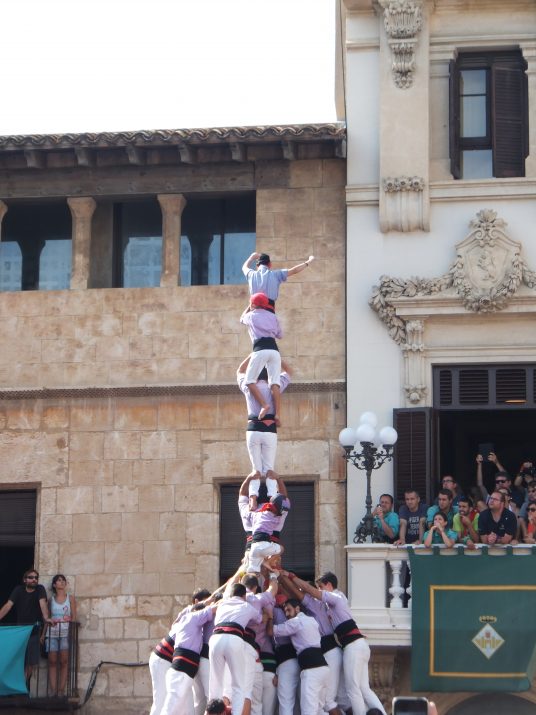 La Jove de Tarragona aixeca el pilar de vuit amb folre i manilles a la plaça de la Vila 