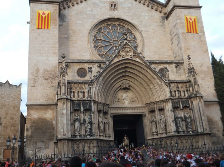 L'església de Santa Maria, de Vilafranca, amb  Sant Fèlix a la porta a punt de començar la Processó 