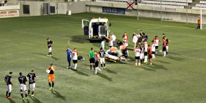 L'ambulància va entrar fins a la gespa per a poder portar a Nano a l'hospital. Foto: Fet a Tarragona