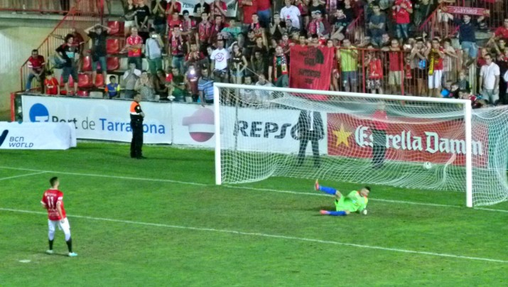 Ferran Giner llença el penal decisiu i classifica al Nàstic. Foto:Joan Marc Salvat